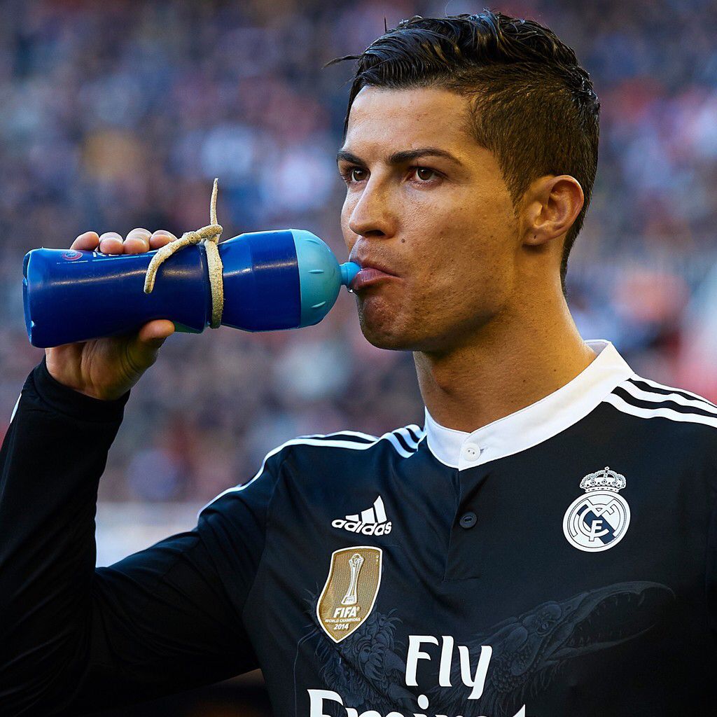 Sau khi đá bóng, người chơi nên uống nước gì để tốt cho sức khỏe?
