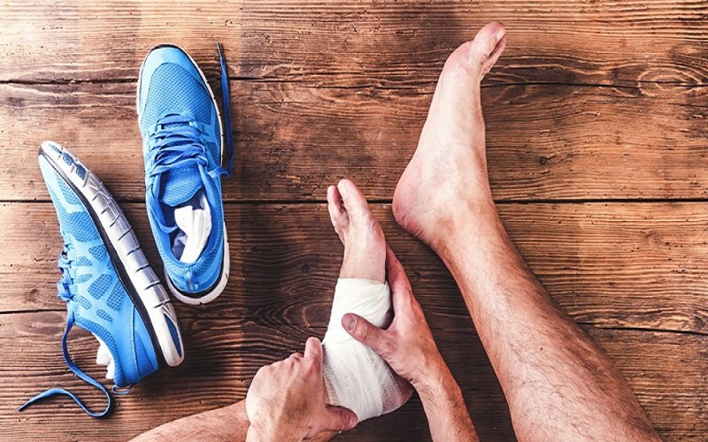 Tìm hiểu về lật sơ mi cổ chân trong bóng đá và cách chữa trị