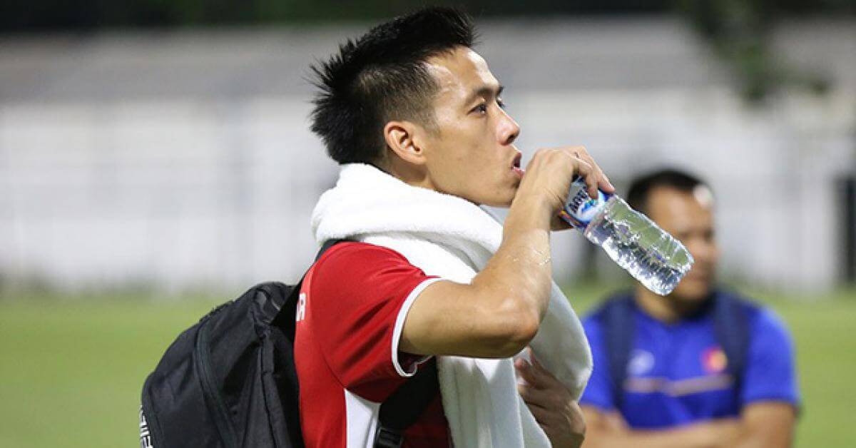 Nên uống nước gì sau khi đá bóng xong?