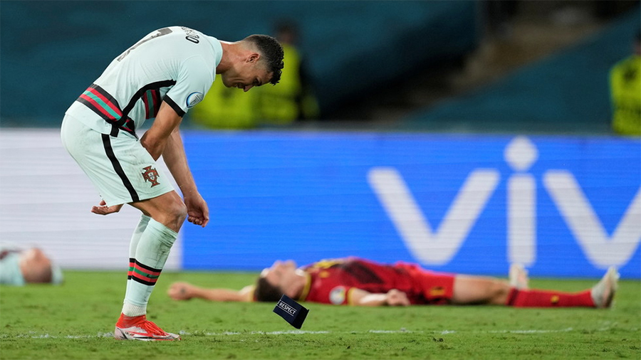 Sau khi đội tuyển Bồ Đào Nha bị đánh bại, Ronaldo bày tỏ “xúc động” trên trang cá nhân