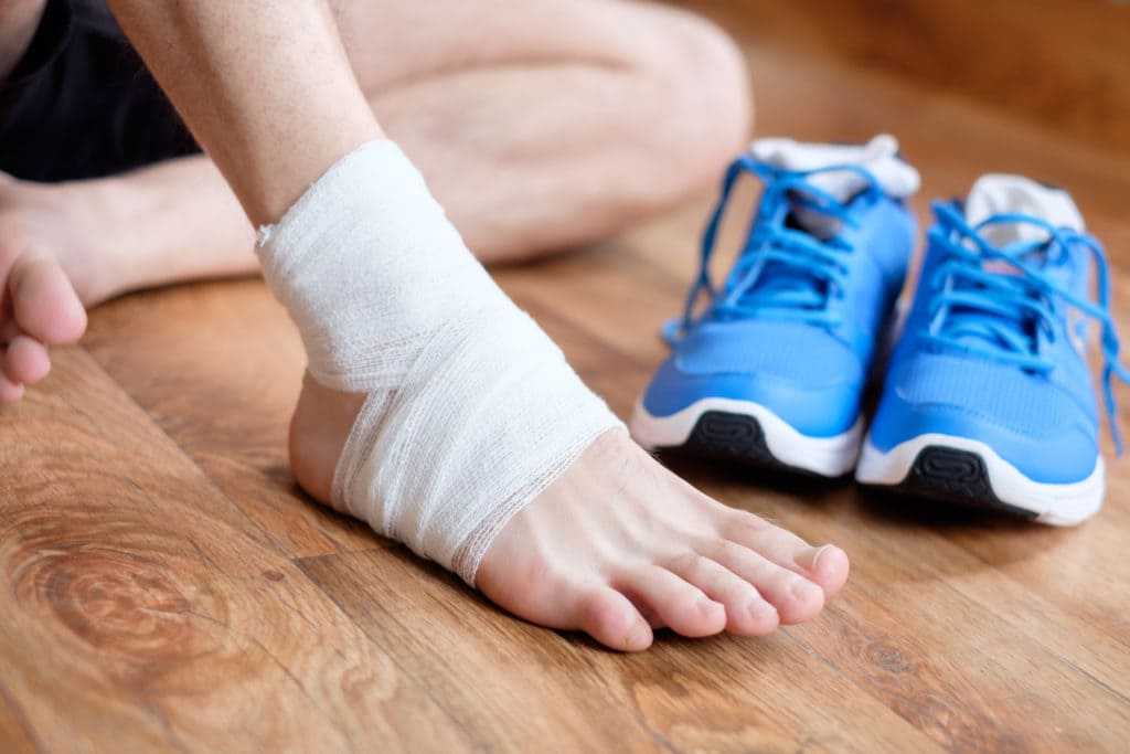 Sử dụng băng quấn chân trong bóng đá để hạn chế chấn thương