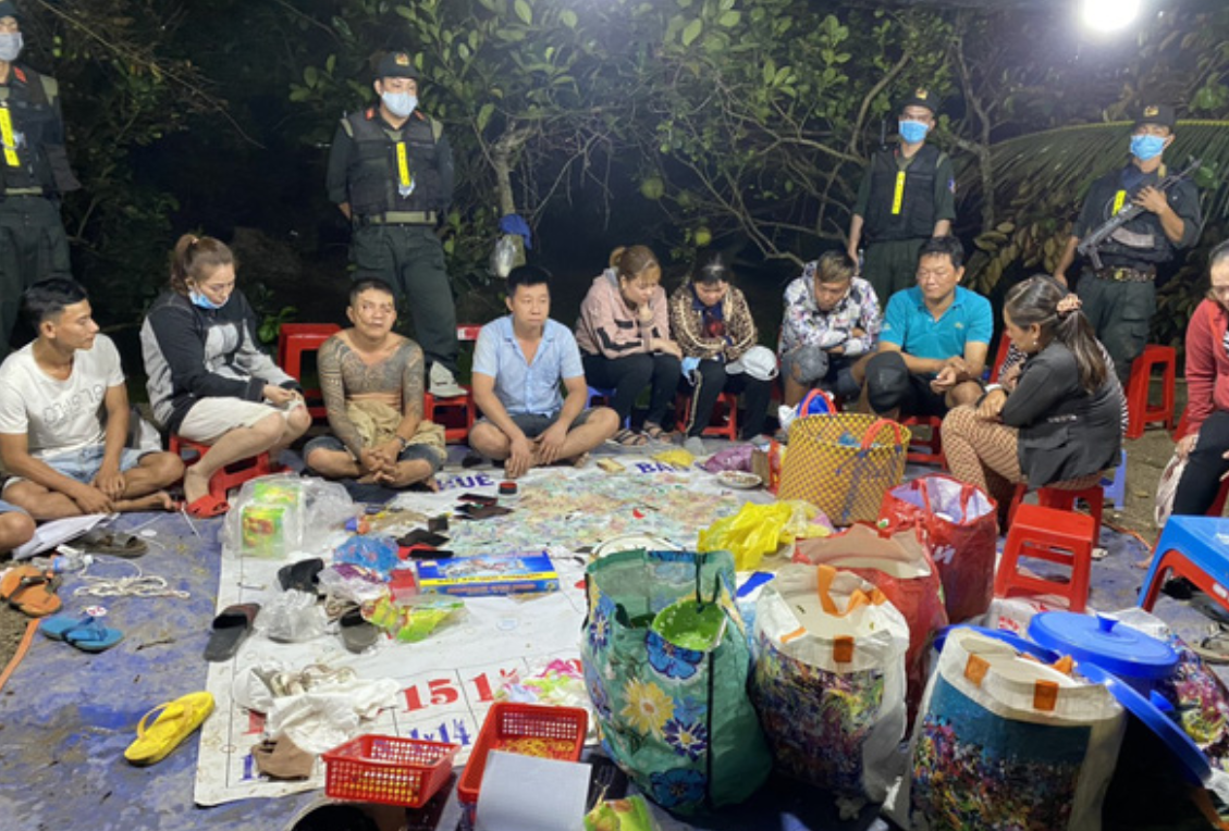 Tiền Giang bắt quả tang 11 người tổ chức đánh bạc ăn tiền